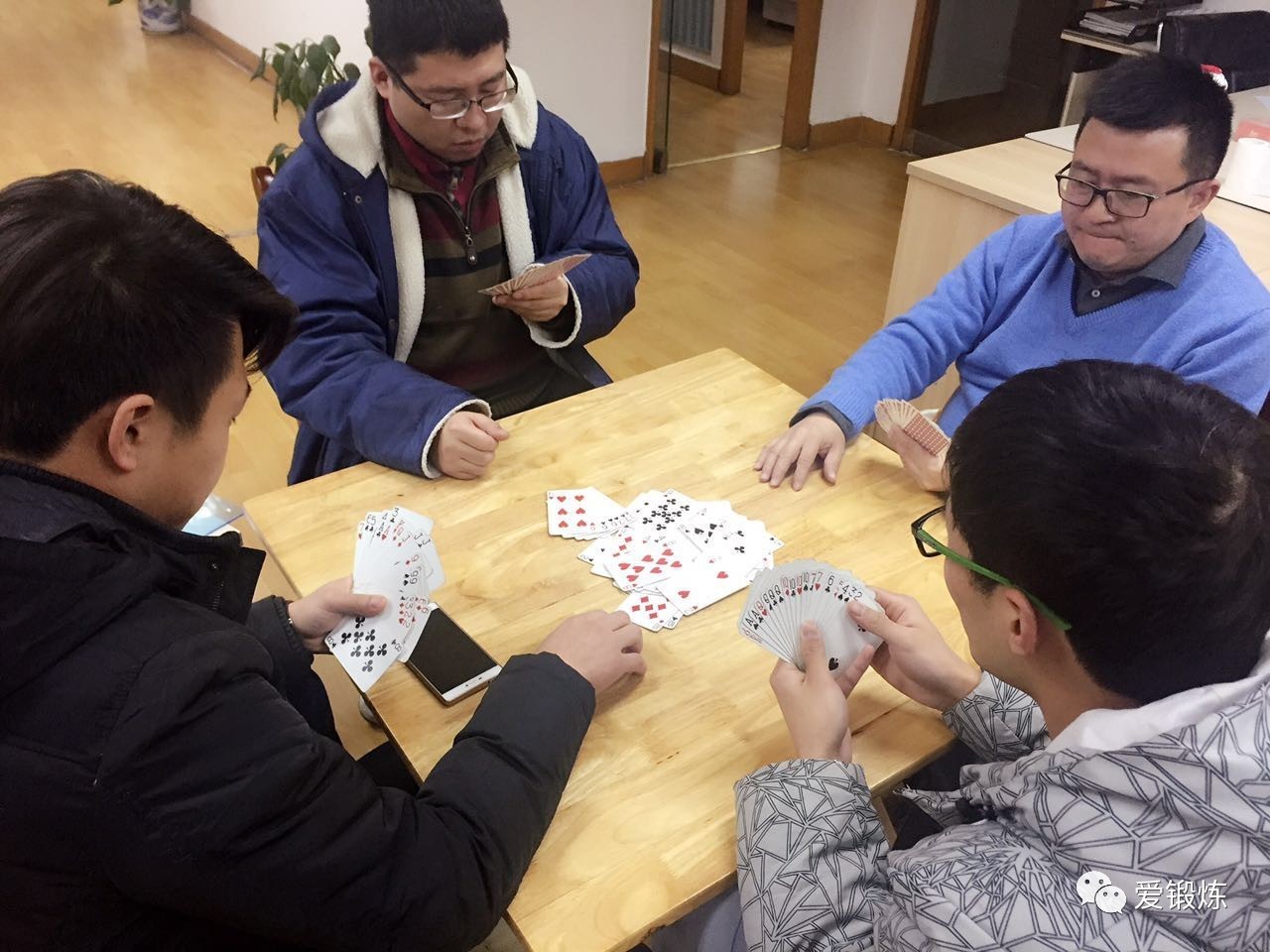 精彩纷呈！双方实力均衡无从预计的简单介绍