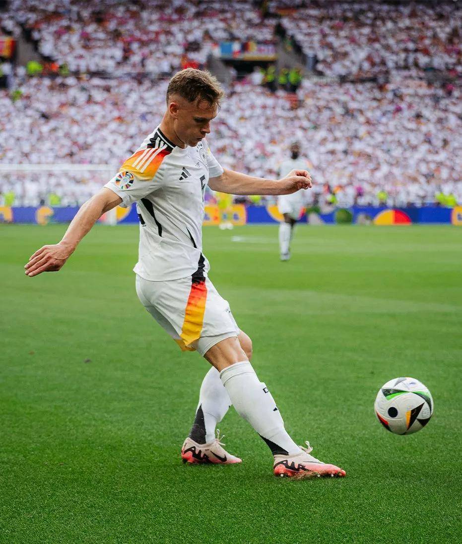 德国足球队在国际比赛中夺冠，展现强大实力 德国足球队在国际比赛中夺冠,展现强大实力英语 