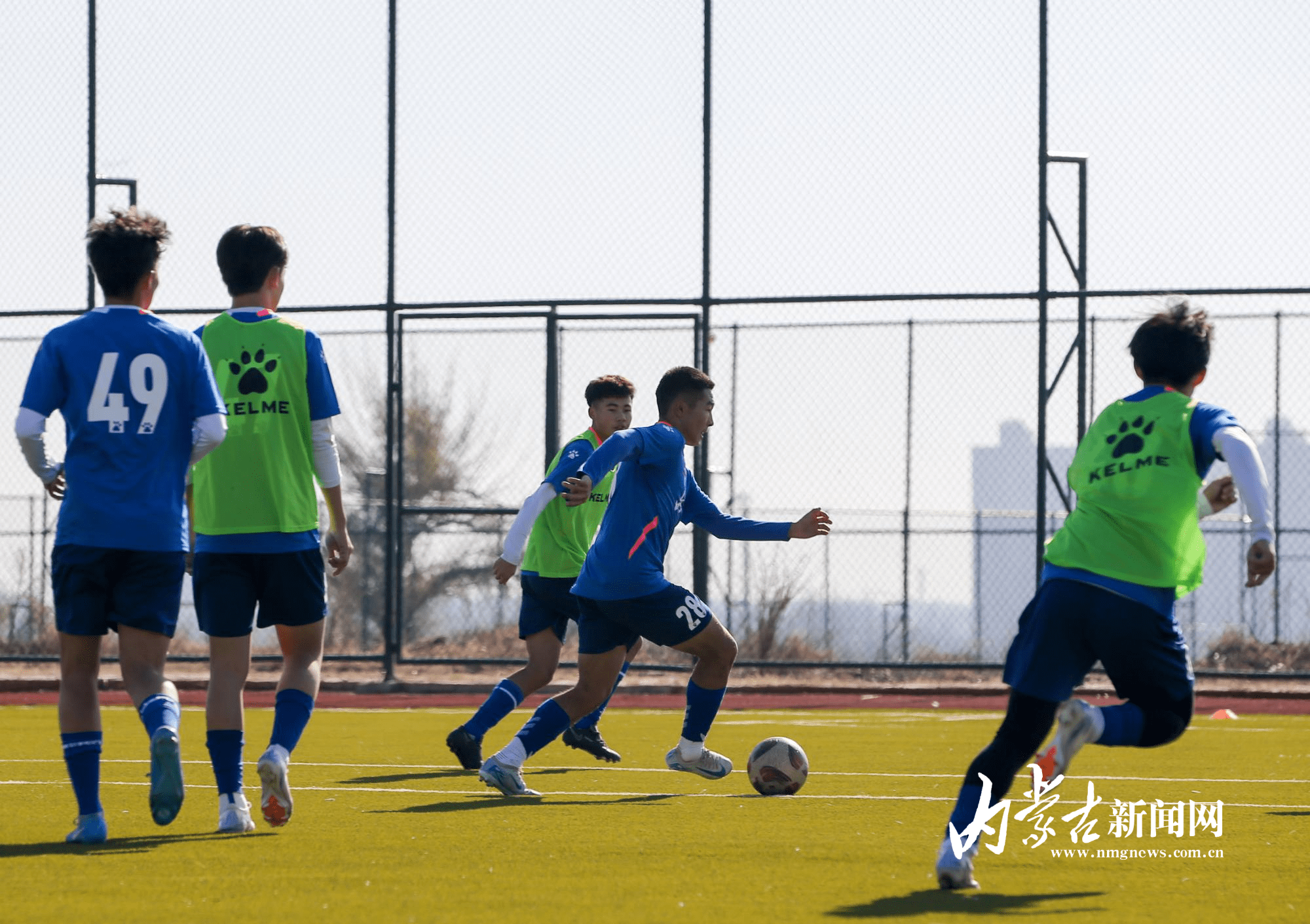 国内足球联赛上演激烈角逐，球员积极备战 国内足球联赛上演激烈角逐,球员积极备战的是谁 