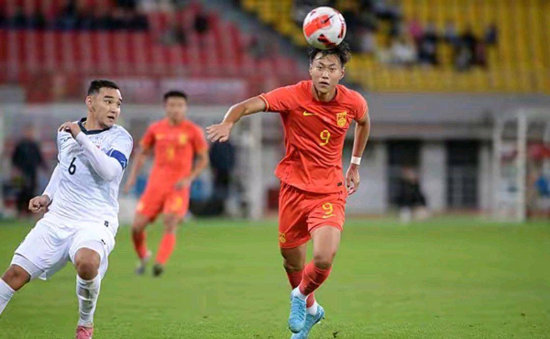 国内足球联赛上演激烈角逐，球员积极备战 国内足球联赛上演激烈角逐,球员积极备战的是谁 