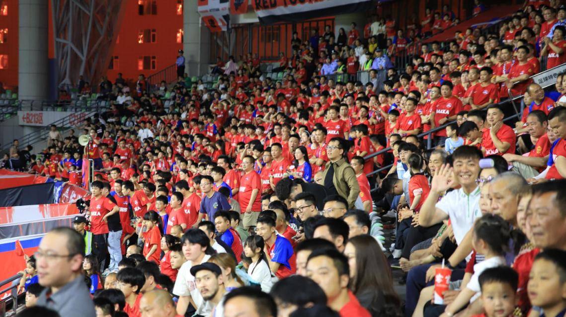 中超联赛球员实力赛场,球迷呐喊支持的简单介绍 中超联赛球员实力赛场,球迷呐喊支持的简单介绍