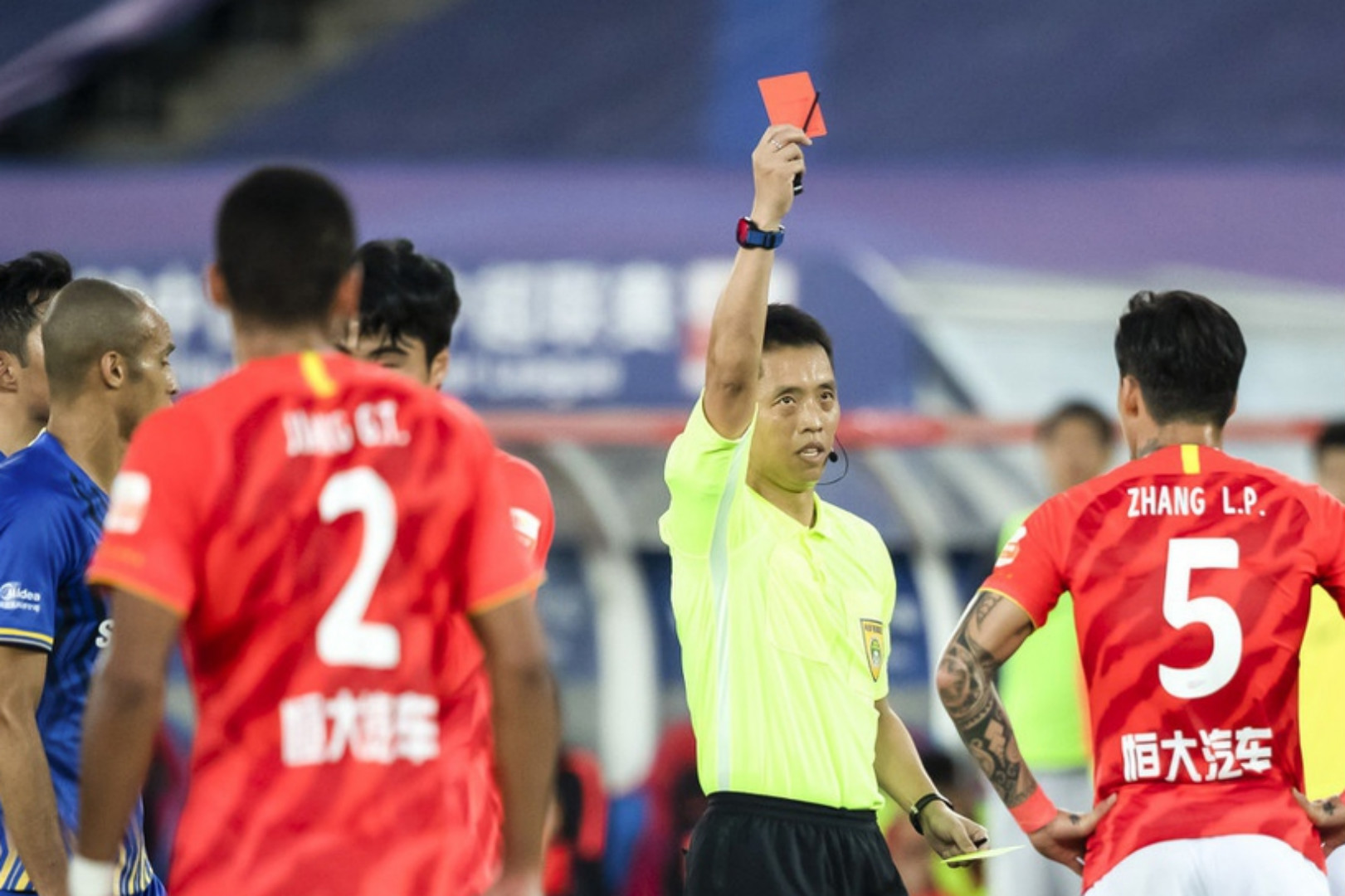 包含恒大中场组织调整，备战苏宁交锋的词条