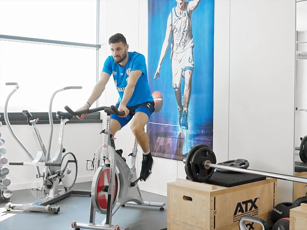 关于沙尔克抢分成功，稳固积分榜位置的信息