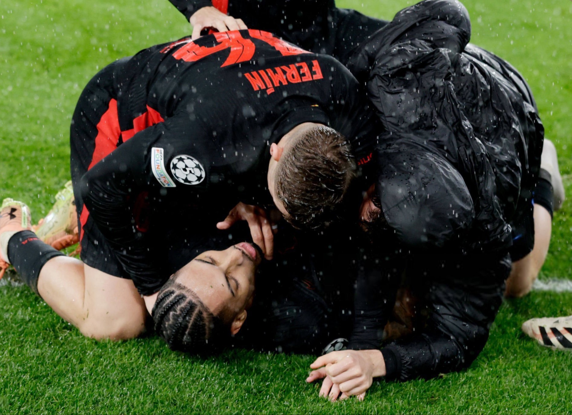 一位射手球员在比赛中演绎绝杀，成为英雄人物 