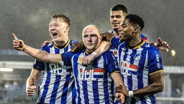 包含拜仁慕尼黑对阵多特蒙德，一场胜负难分的较量的词条