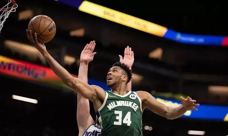 关于雄鹿球星安戴托昆波在场下庆祝同队胜利的信息 关于雄鹿球星安戴托昆波在场下庆祝同队胜利的信息