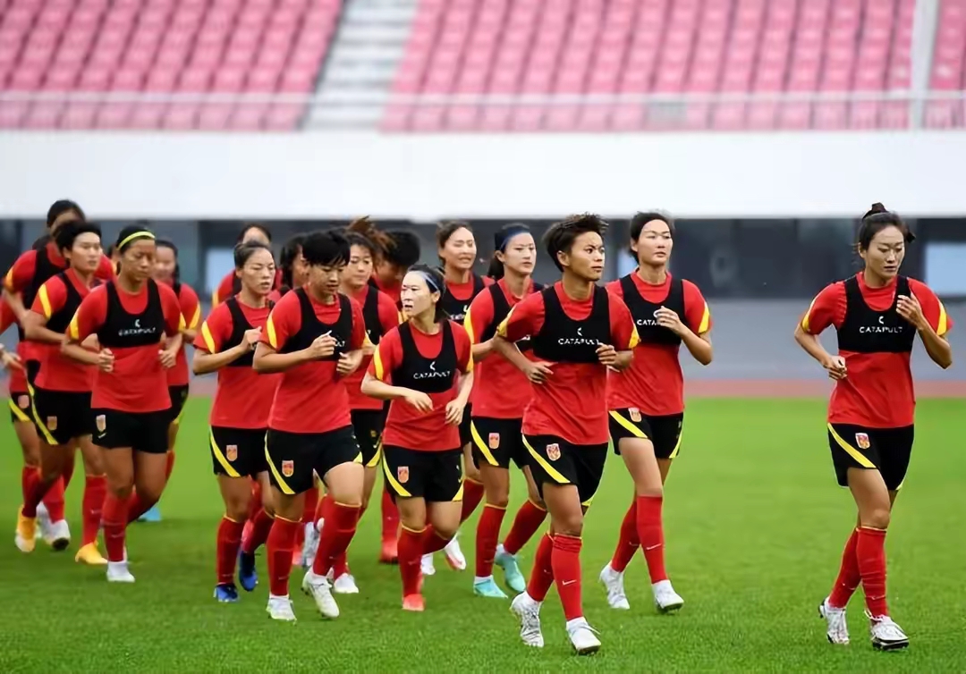 坚韧不拔的女足团队，挑战赛场新高度 