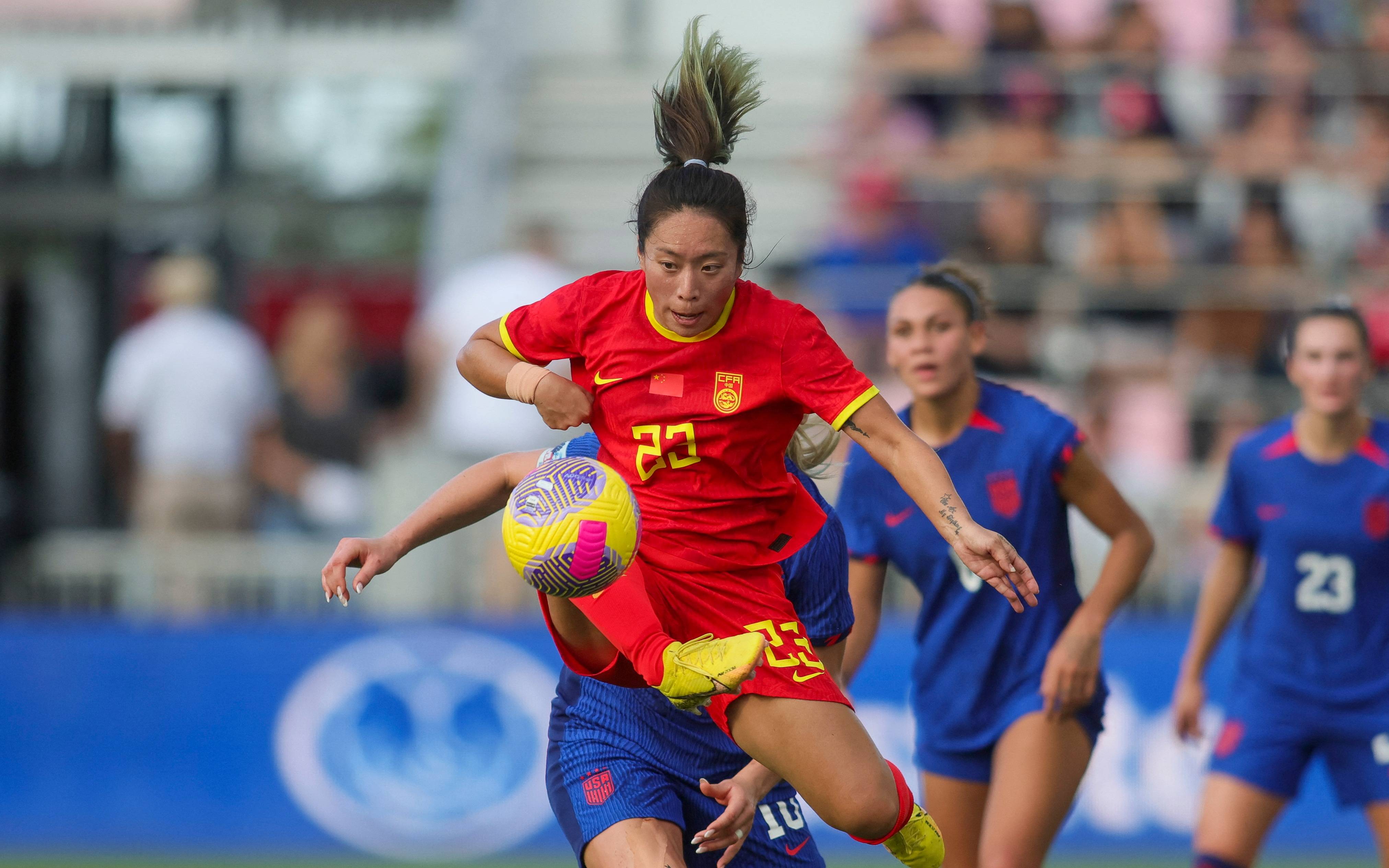 坚韧不拔的女足团队，挑战赛场新高度 