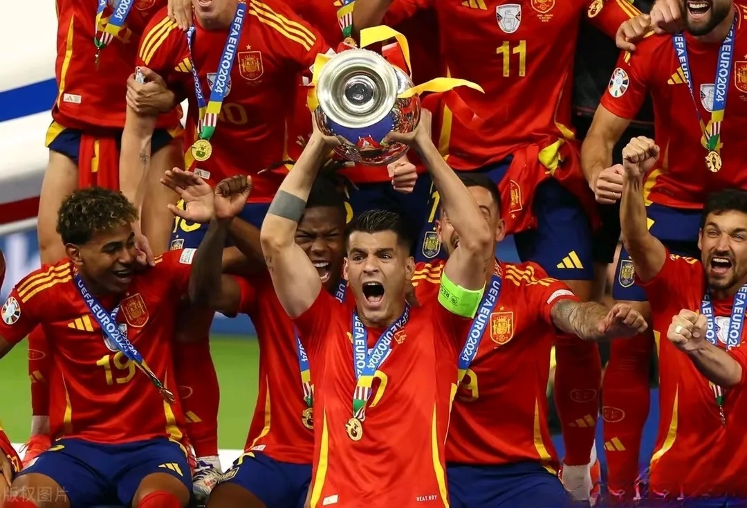 包含西班牙队在比赛中表现抢眼，稳固领先位置的词条