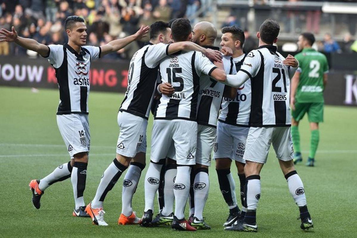 荷兰前锋破门得分,助球队遥遥领先的简单介绍 荷兰前锋破门得分,助球队遥遥领先的简单介绍