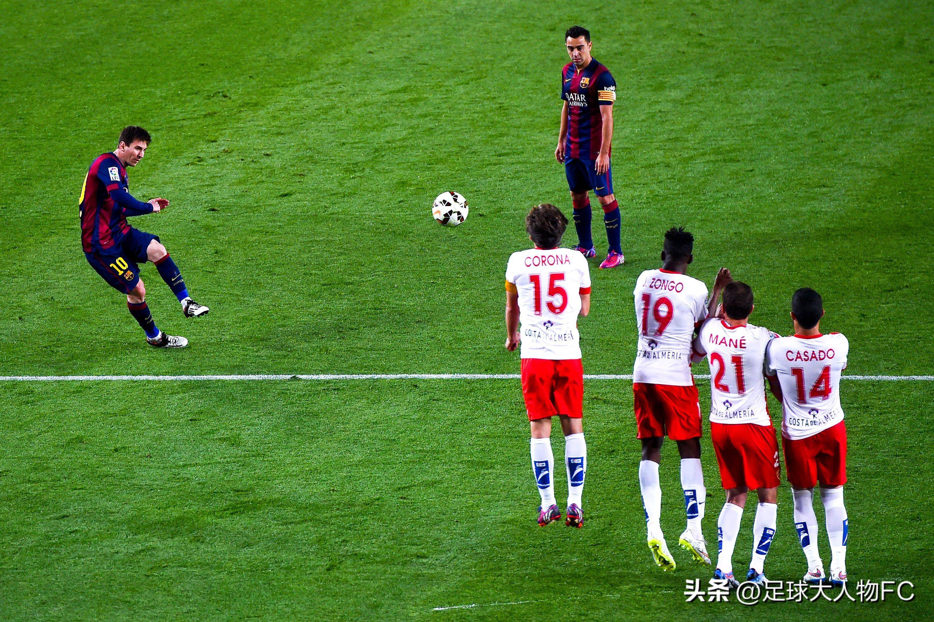 足球比赛场上的精湛技艺赢得掌声 