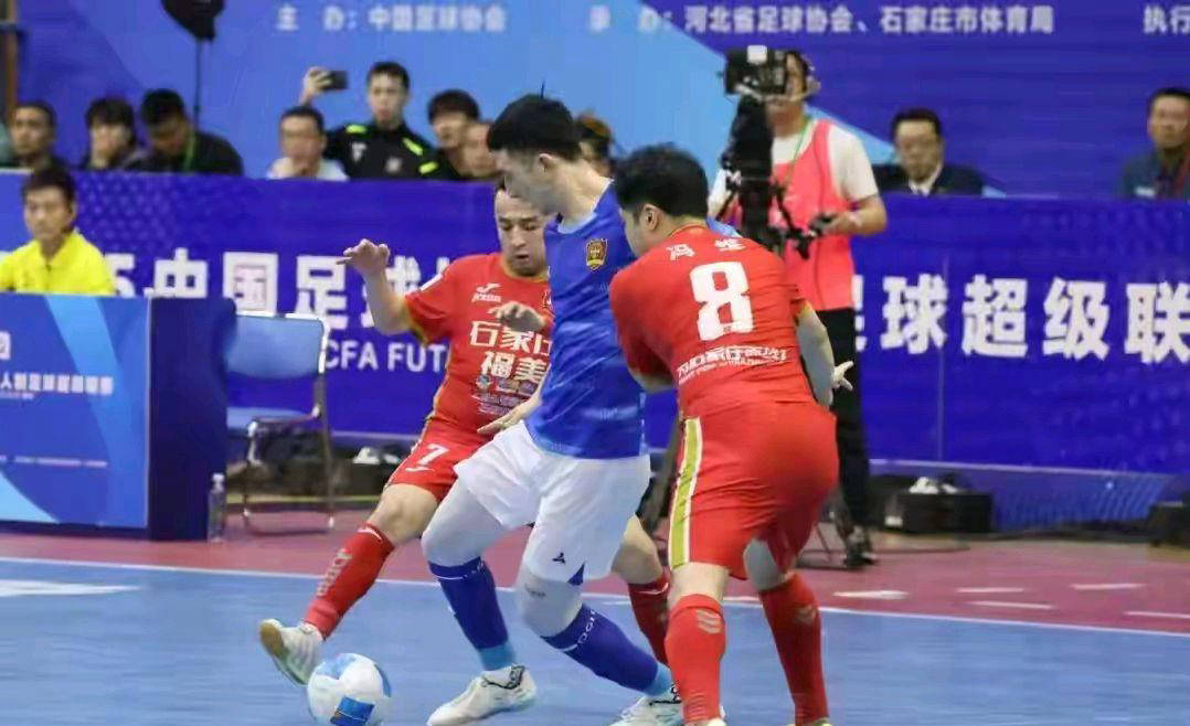 精彩纷呈场面,球员们拼尽全力谋得胜利 精彩纷呈场面,球员们拼尽全力谋得胜利