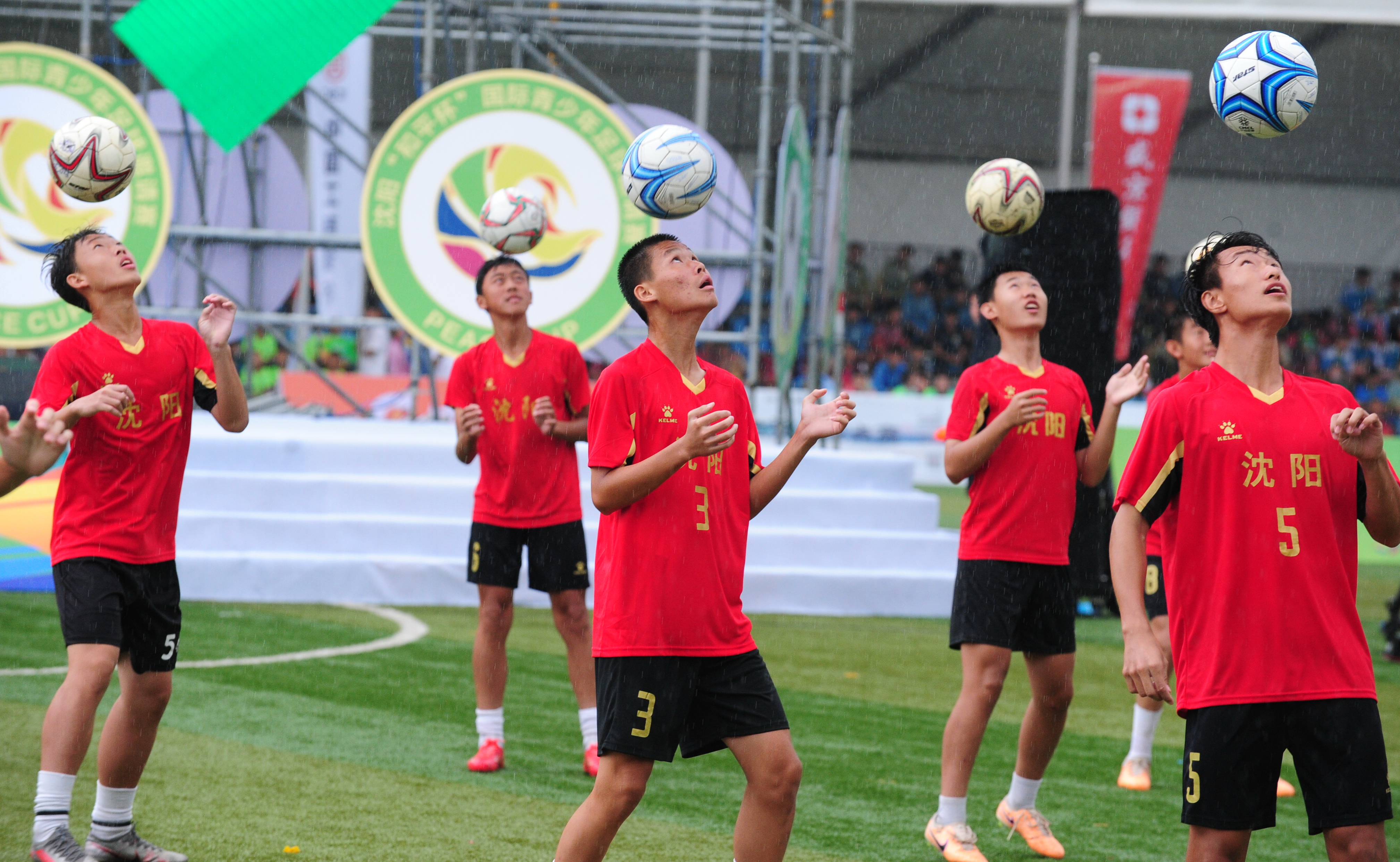 关于国际比赛中,某支足球队表现出色,打败对手的信息 关于国际比赛中,某支足球队表现出色,打败对手的信息