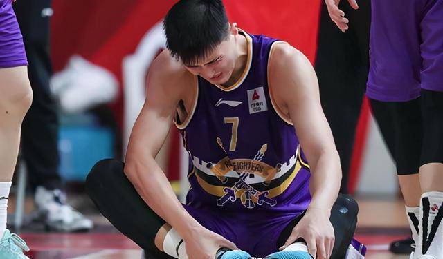 科威特队球员篮板球表现抢眼，有望胜利 