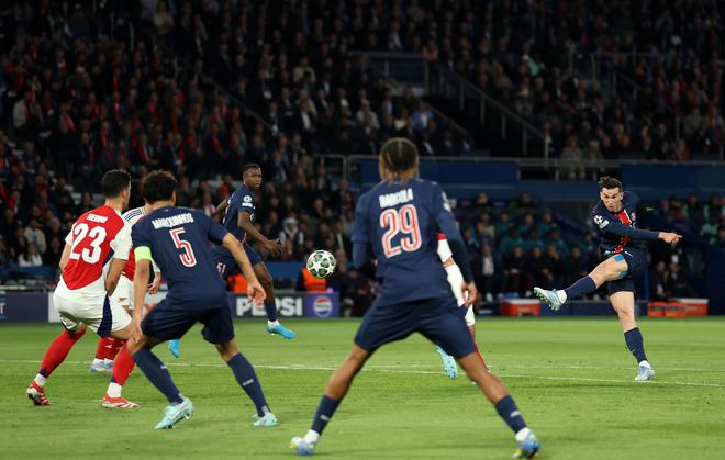 包含西班牙队员为胜利庆祝，欧冠决赛可期的词条