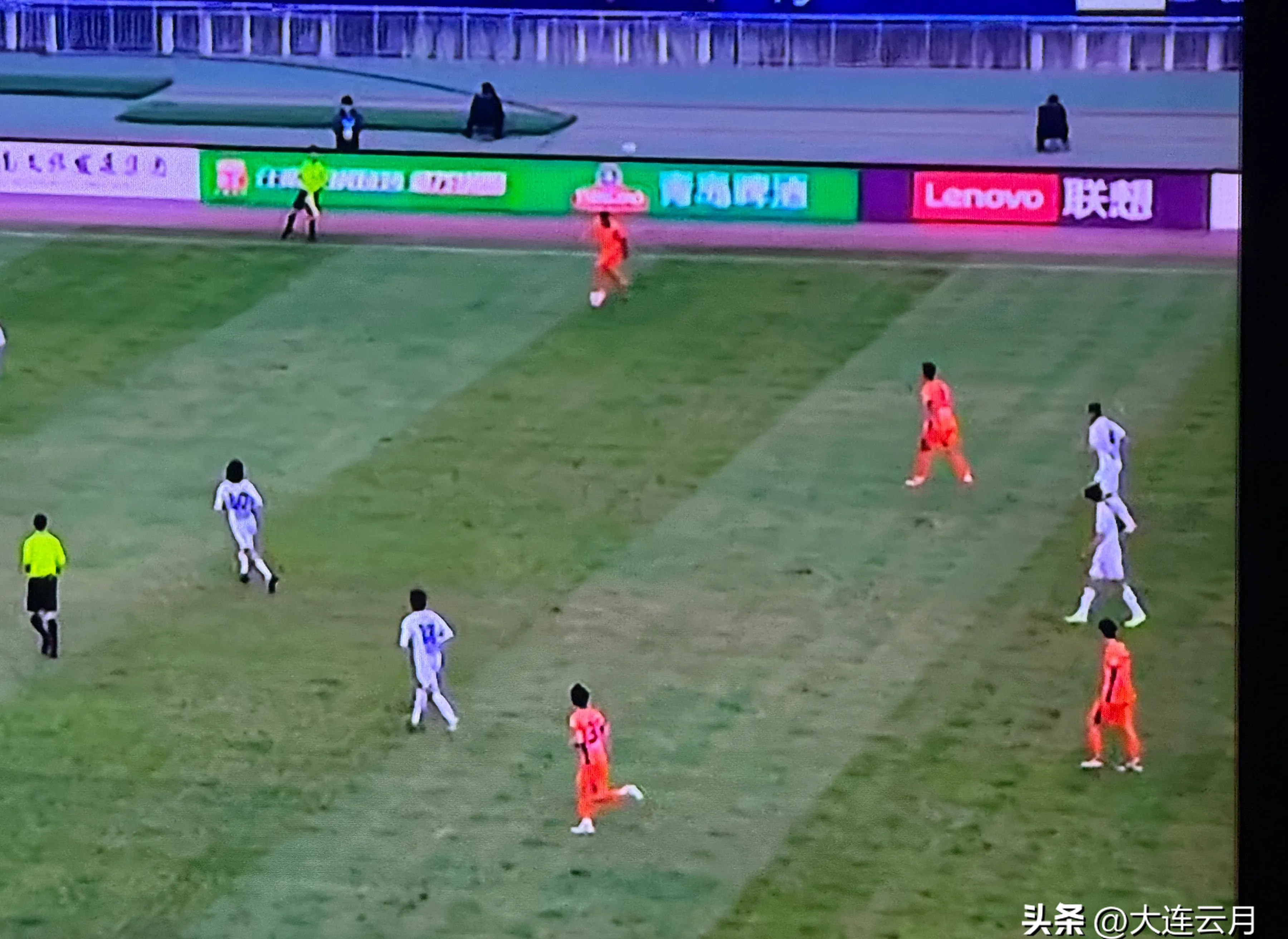 一名球员在比赛中展现出了超凡的个人能力 一名球员在比赛中展现出了超凡的个人能力