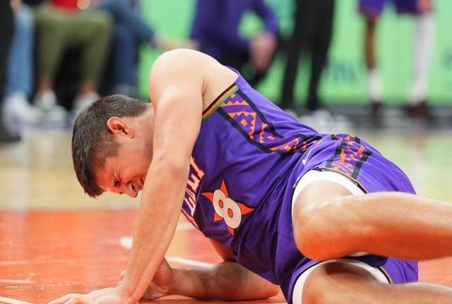 年轻球员崭露头角，帮助球队取得三分 