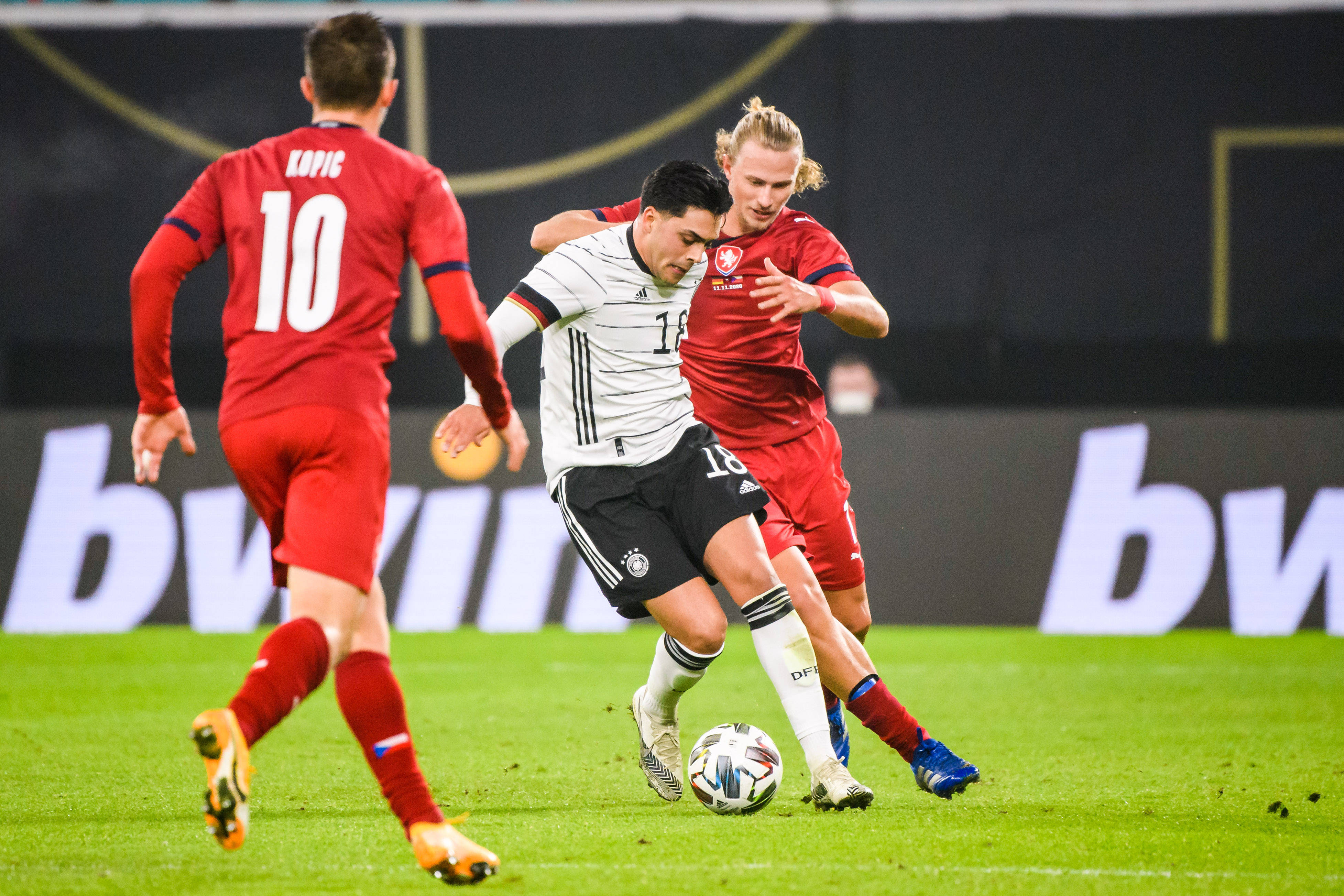 奥地利主场赢得对阵北马其顿的比赛 