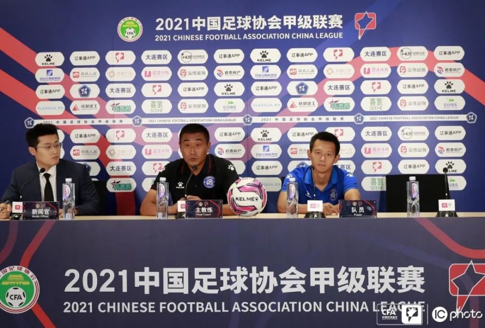 东京球队在比拼中获得胜利，队员士气高涨 