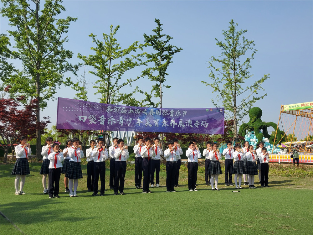 群众驻足观摩射击比赛，赞叹连连 