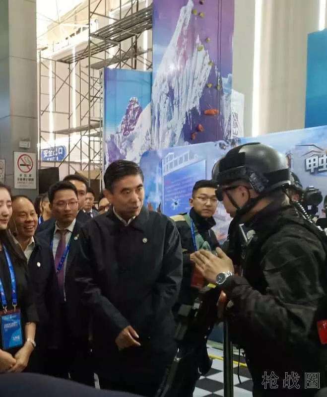 群众驻足观摩射击比赛，赞叹连连 