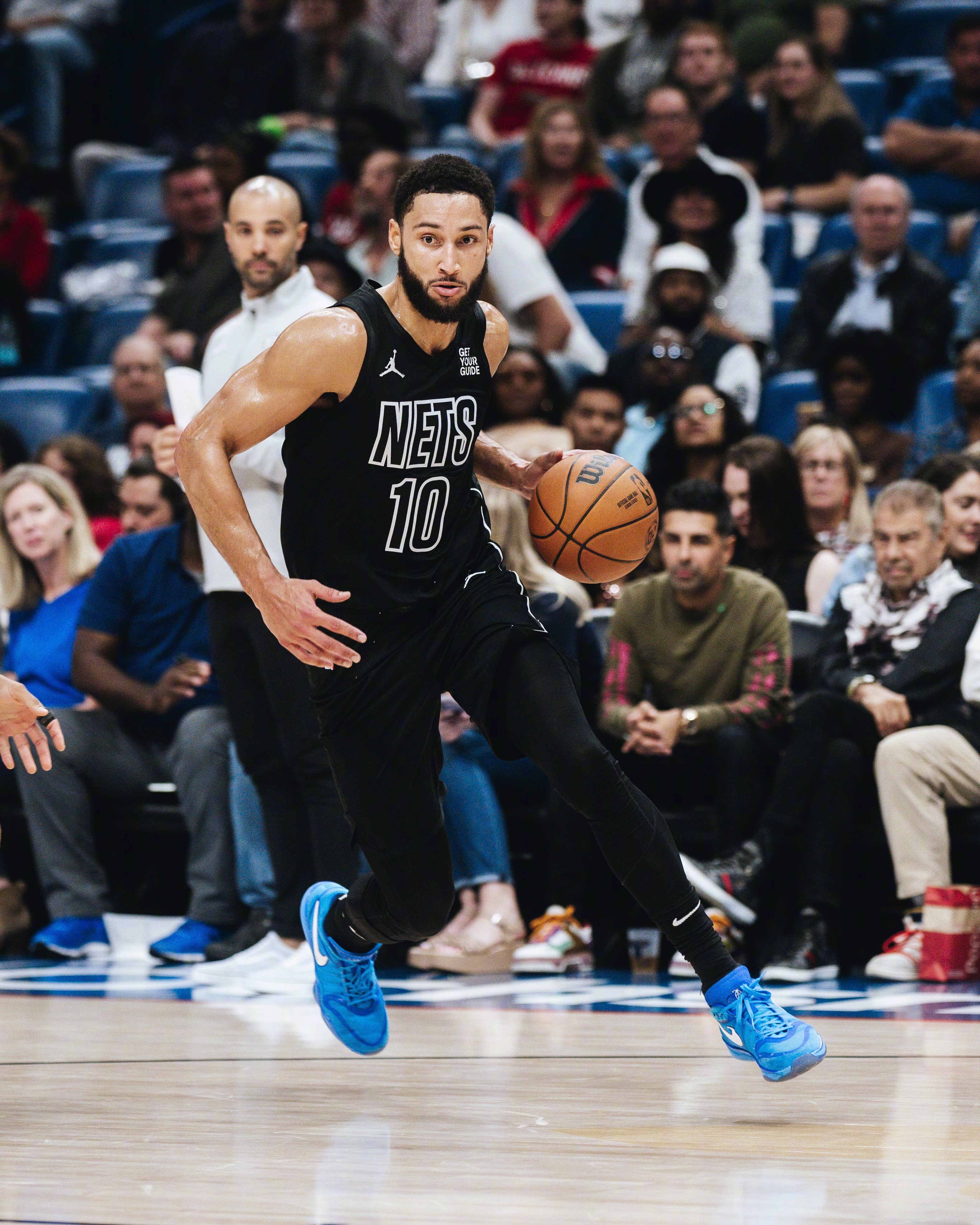 人轻取篮网西蒙斯展现全能实力引领球队取胜 