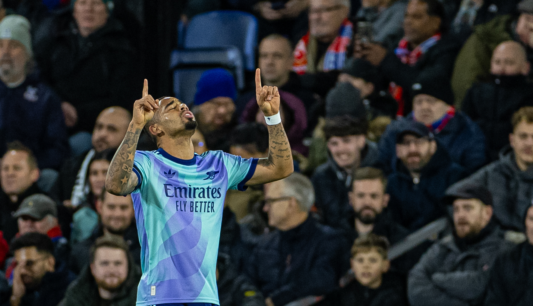 包含球员们绝不退缩，在赛场上奋勇争斗展现实力的词条