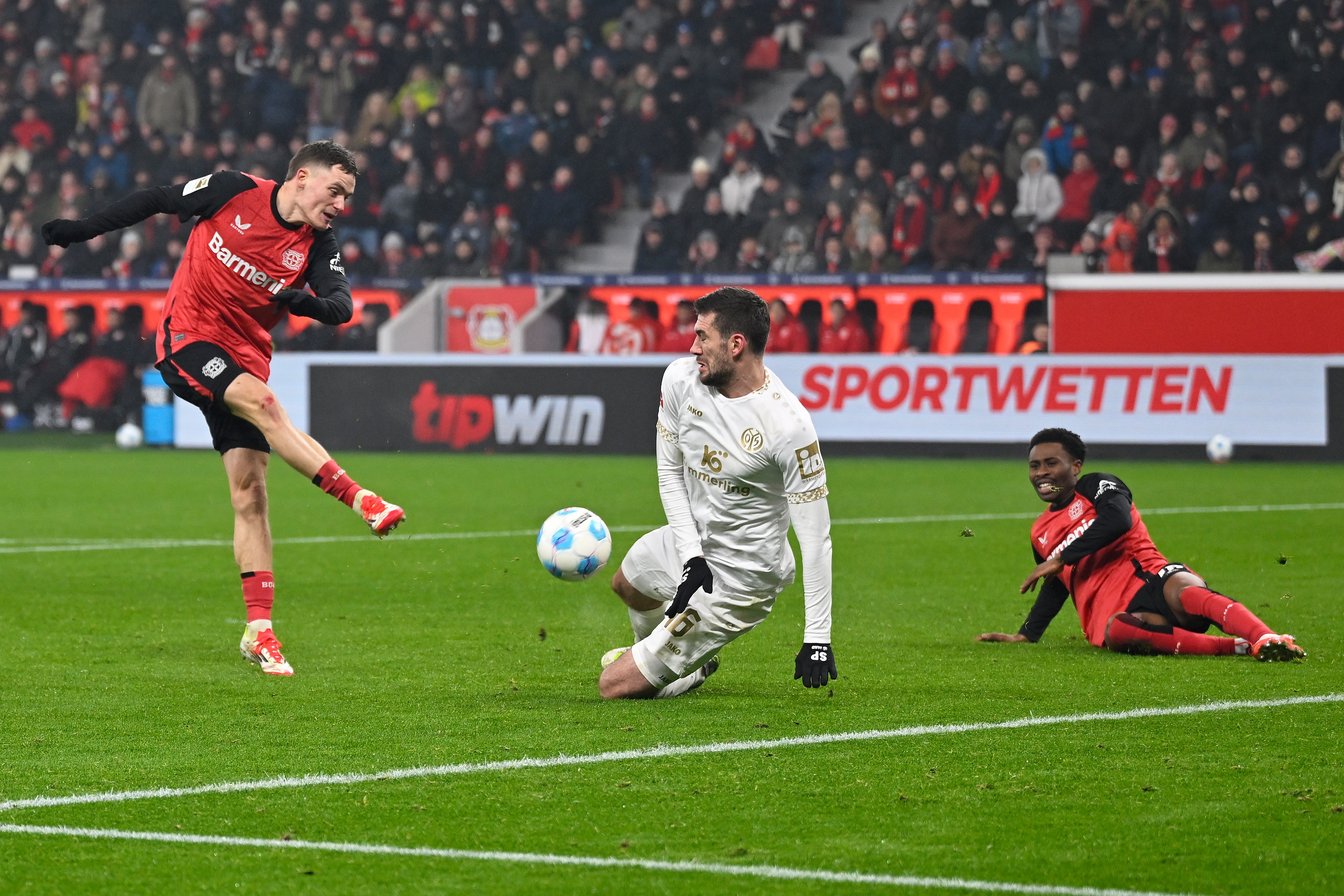 德国勒沃库森主场击败荷兰费耶诺德 德国勒沃库森主场击败荷兰费耶诺德