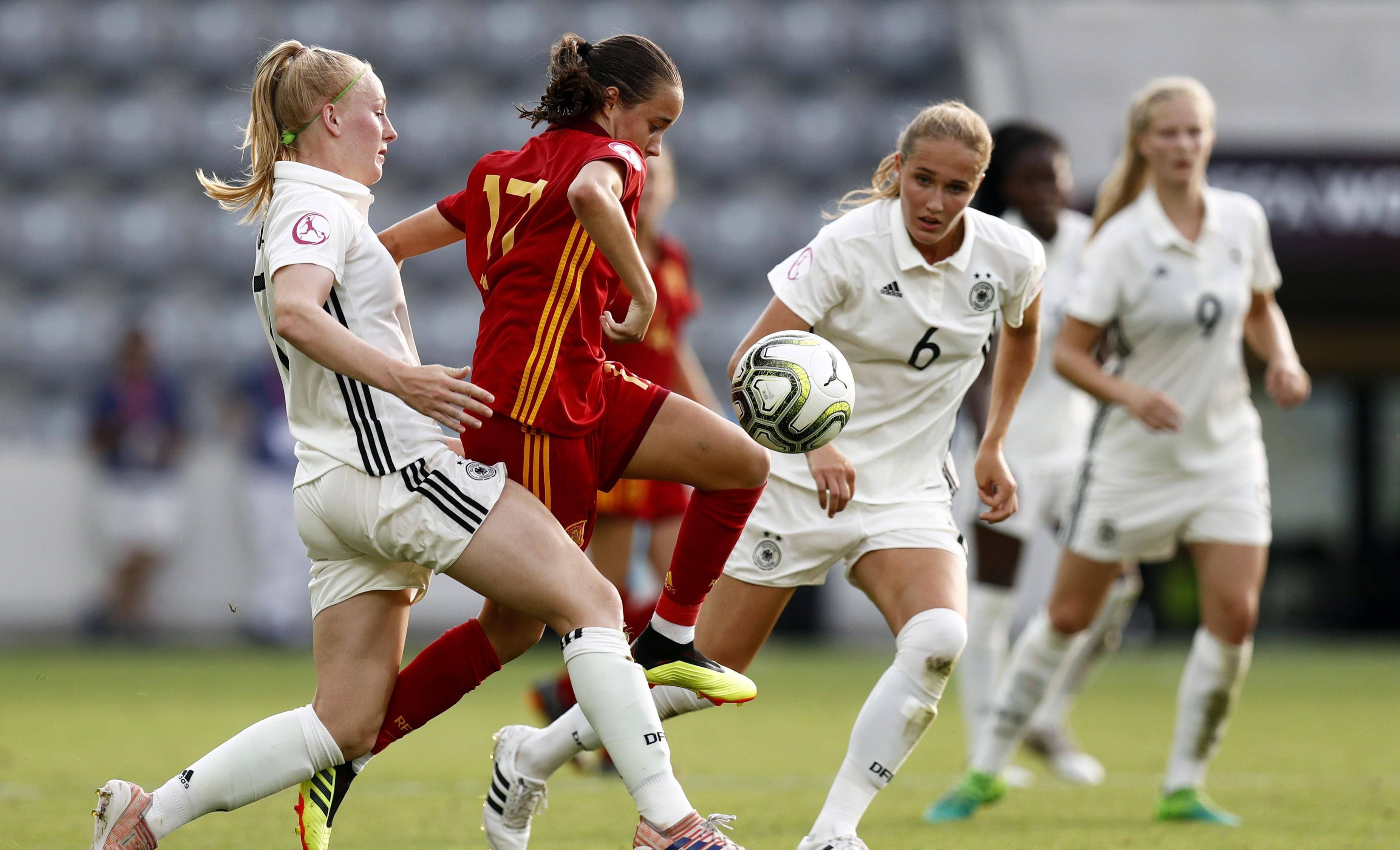 国际足球赛场上女运动员的飒爽英姿 