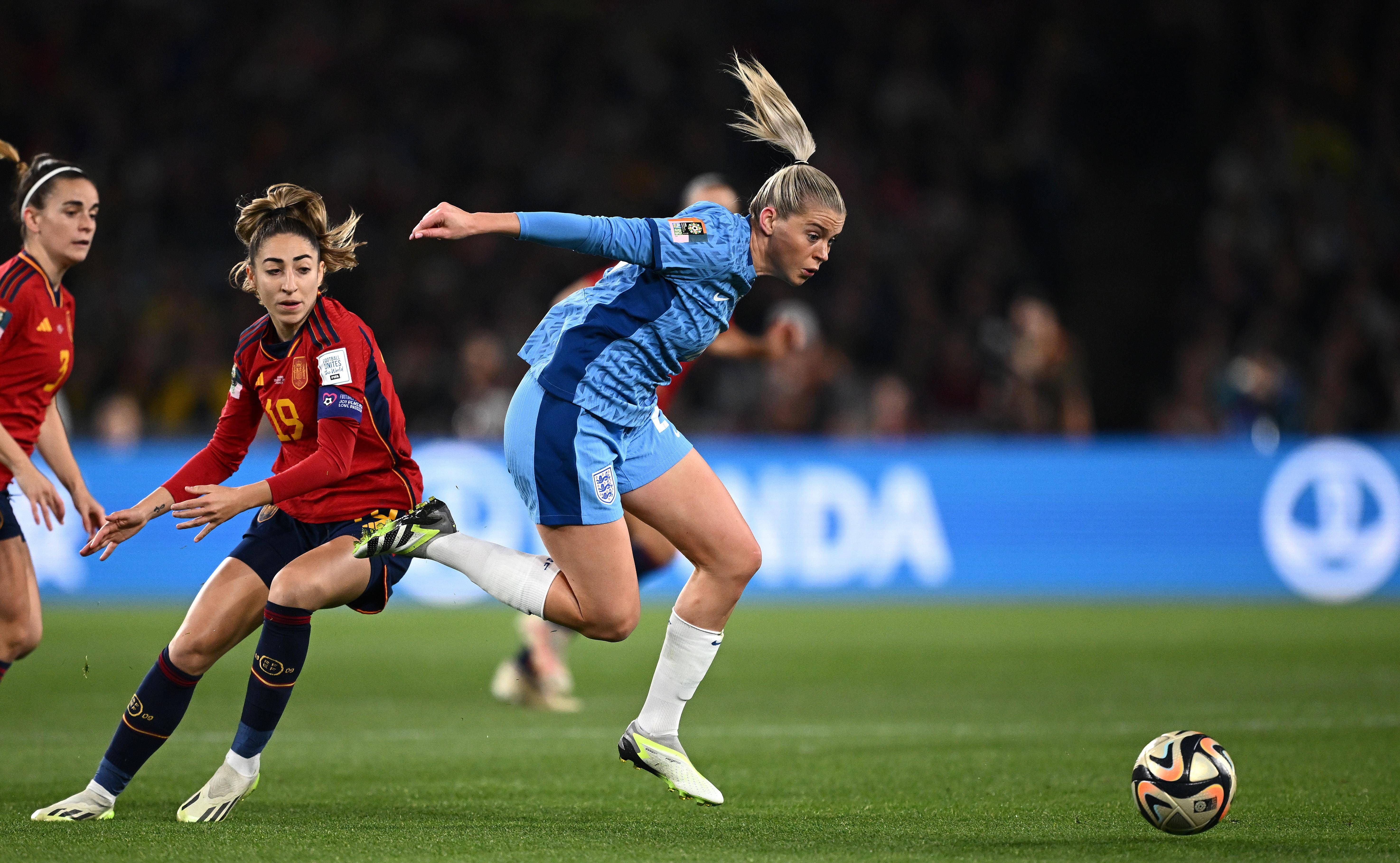 国际足球赛场上女运动员的飒爽英姿 