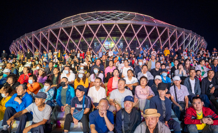 精彩赛事吸引观众目光，场面火爆 
